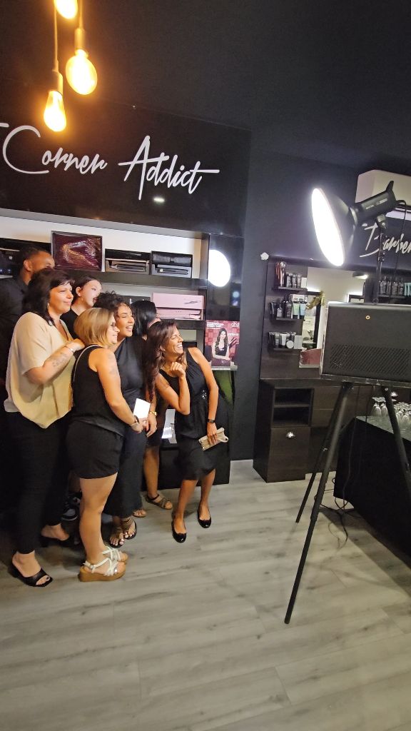 Soirées Privées Addict Paris La Réunion - Groupe devant le photobooth