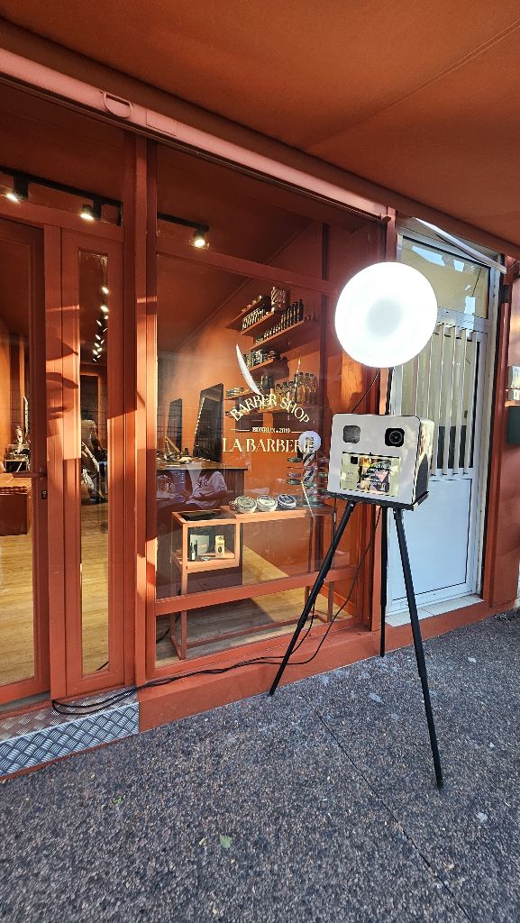 Inauguration La Barberie - Installation devant le salon